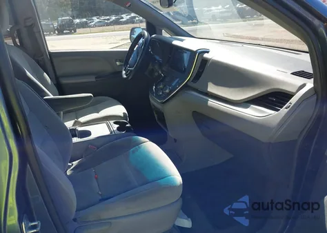 2015 Toyota Sienna Le 8 Passenger z USA, uszkodzony, nr VIN 5TDKK3DC4FS574213